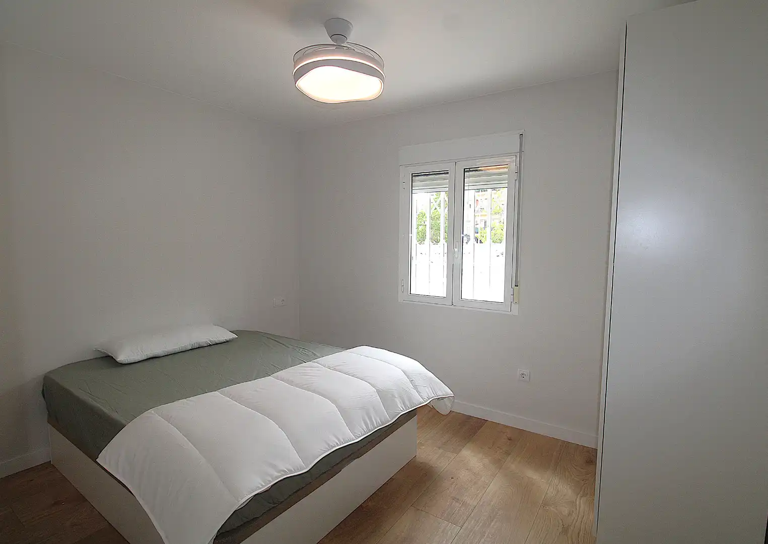 Dormitori de Apartament de lloguer en Valencia amb Parquet, Moblat i Forn
