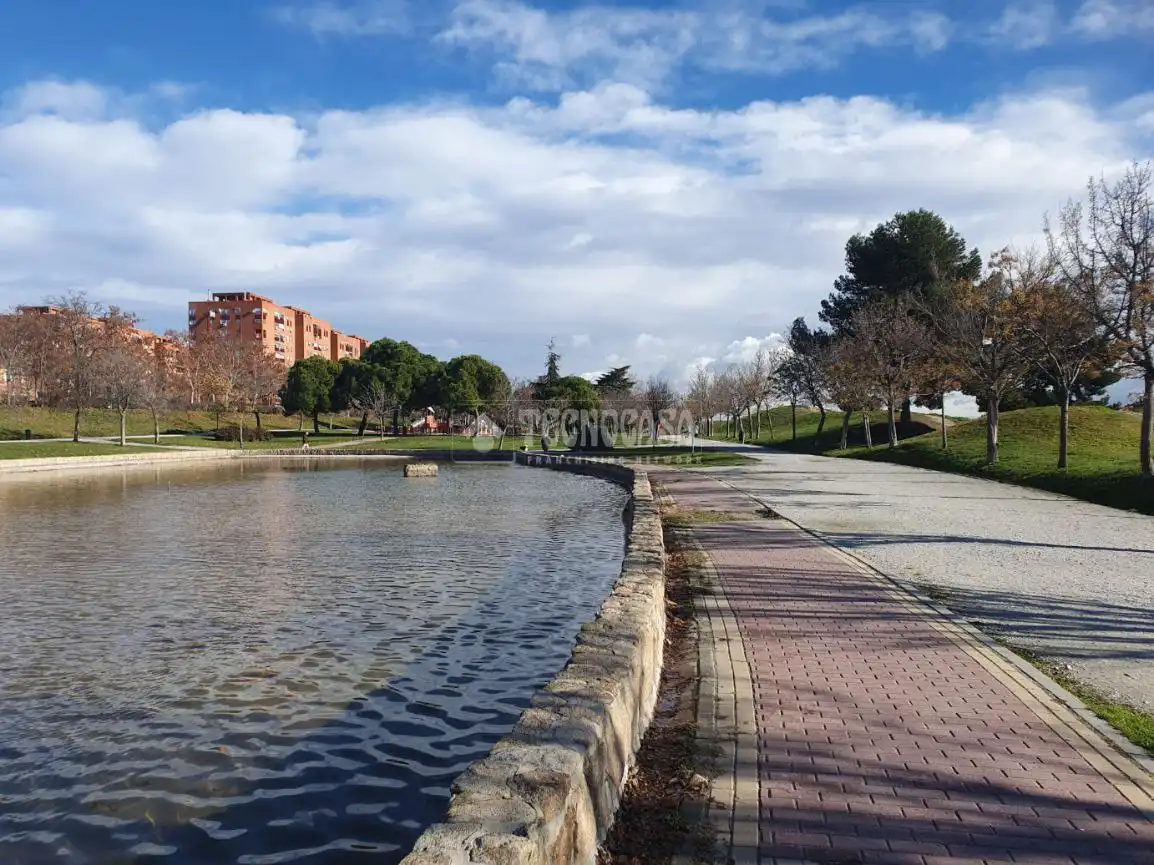 Vista exterior de Piso en venta en Madrid con Calefacción