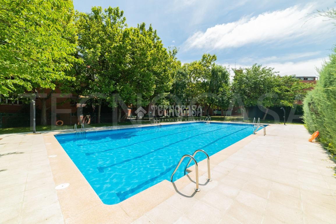 Swimming pool of Flat for sale in Majadahonda  with Heating, Parquet flooring and Terrace