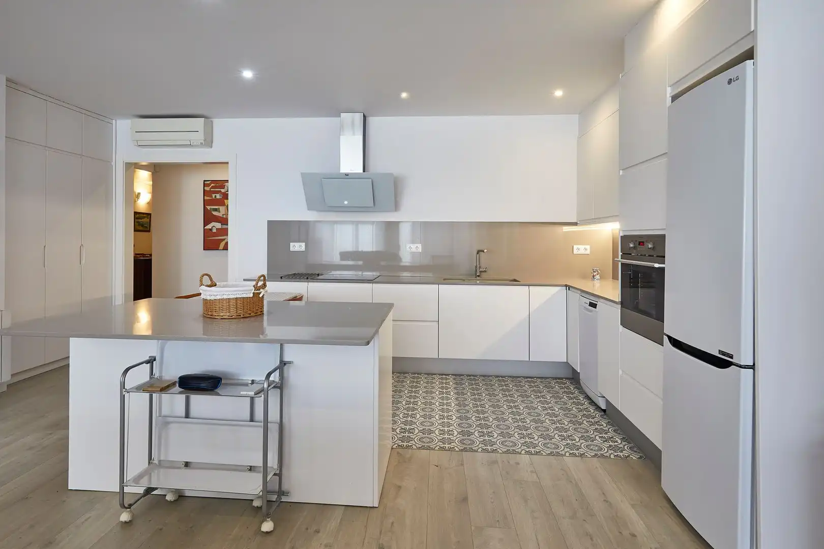 Küche von Wohnung zum Verkauf in Barcelona mit Klimaanlage, Parkett und Ofen