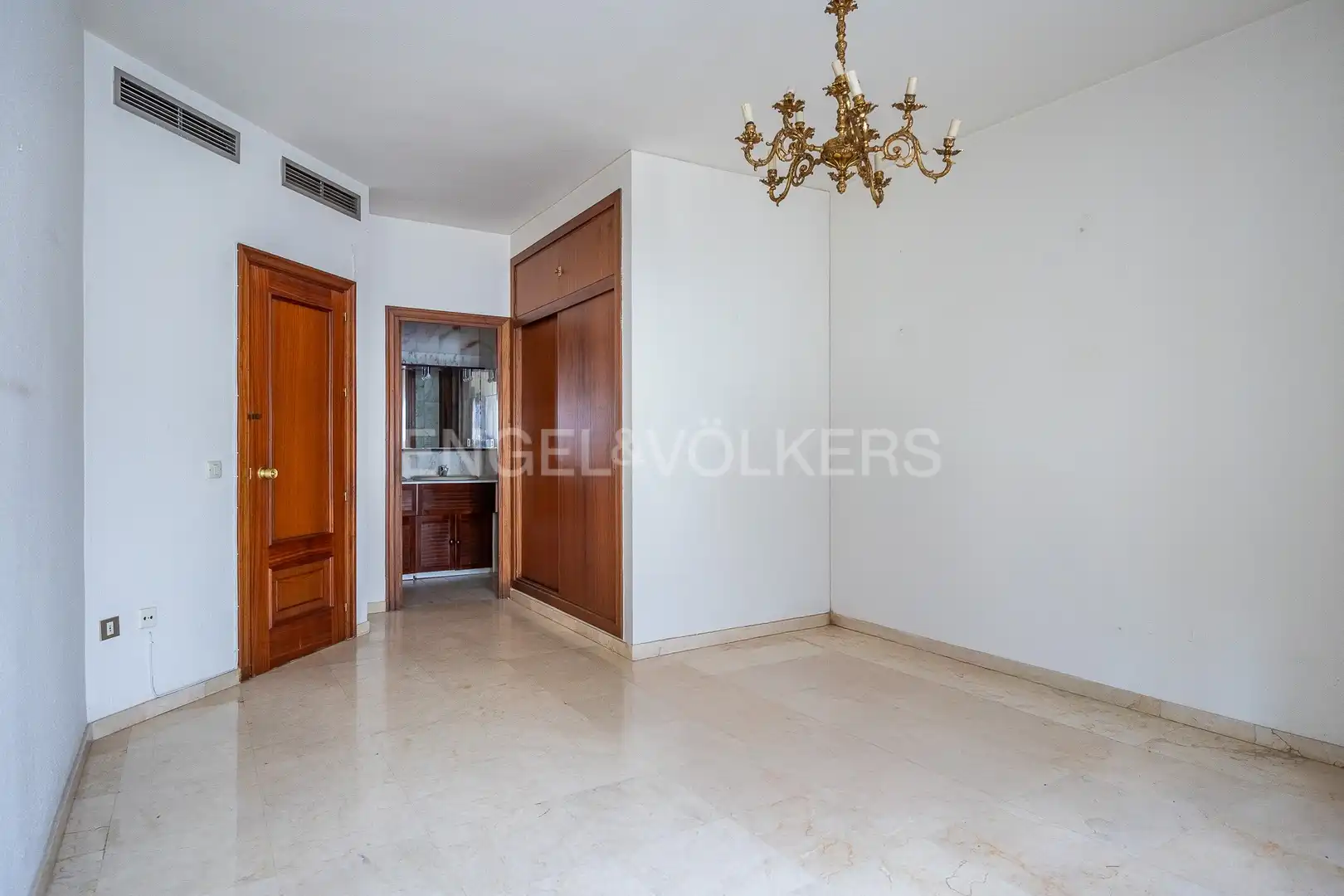 Flat for sale in Sevilla  with Air Conditioner and Heating