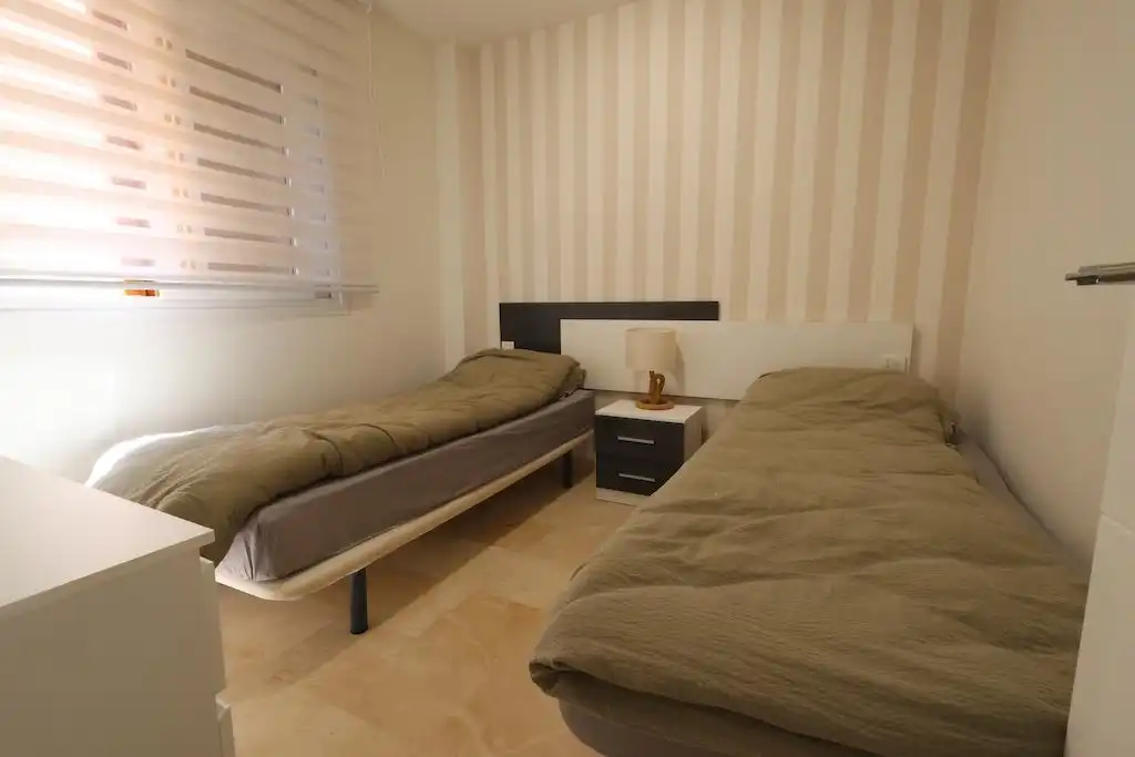 Habitación de Apartamento de alquiler en Torrevieja con Aire acondicionado, Calefacción y Jardín privado