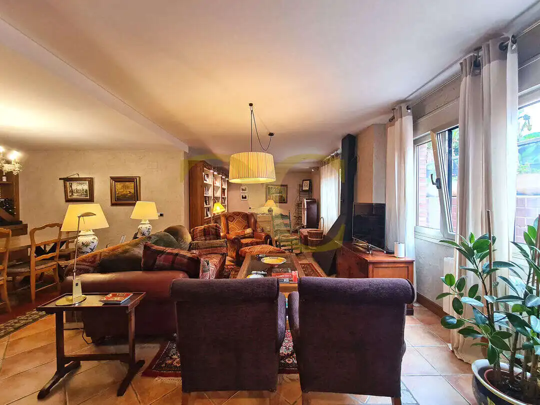 Sala d'estar de Casa o xalet en venda en Gijón  amb Calefacció, Jardí privat i Terrassa