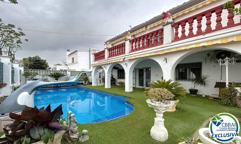 Casa adosada en venda a Montgrí