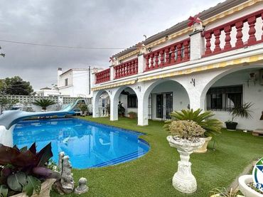 Casa bifamiliare con giardino in vendita a Montgrí