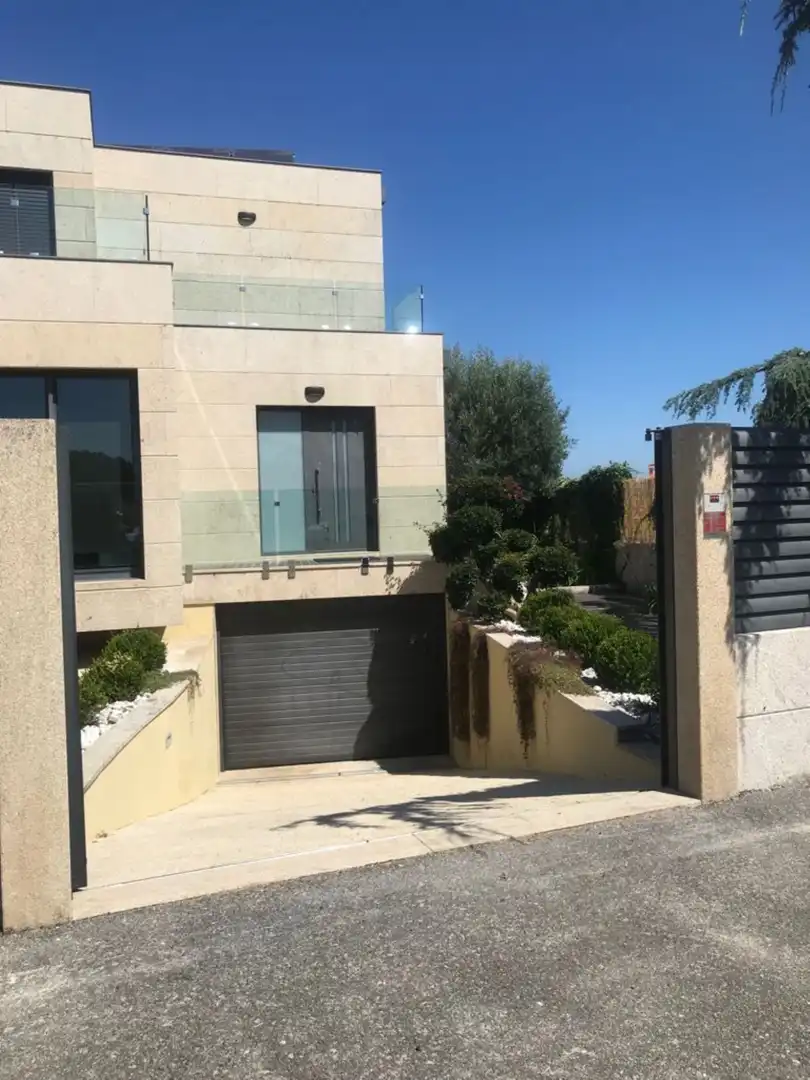 Vista exterior de Casa o xalet en venda en Sanxenxo amb Calefacció, Jardí privat i Parquet