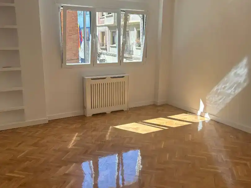 Schlafzimmer von Wohnung zur Miete in  Madrid Capital mit Klimaanlage und Balkon