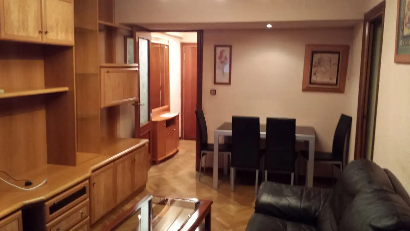 Wohnung zur Miete in Calle del Parque de Monfragüe, Parque Lisboa - La Paz