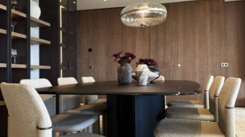 Esta extraordinaria residencia redefine el estándar del lujo moderno desde el primer momento. Un majestuoso recibidor le da la bie, imatge 5