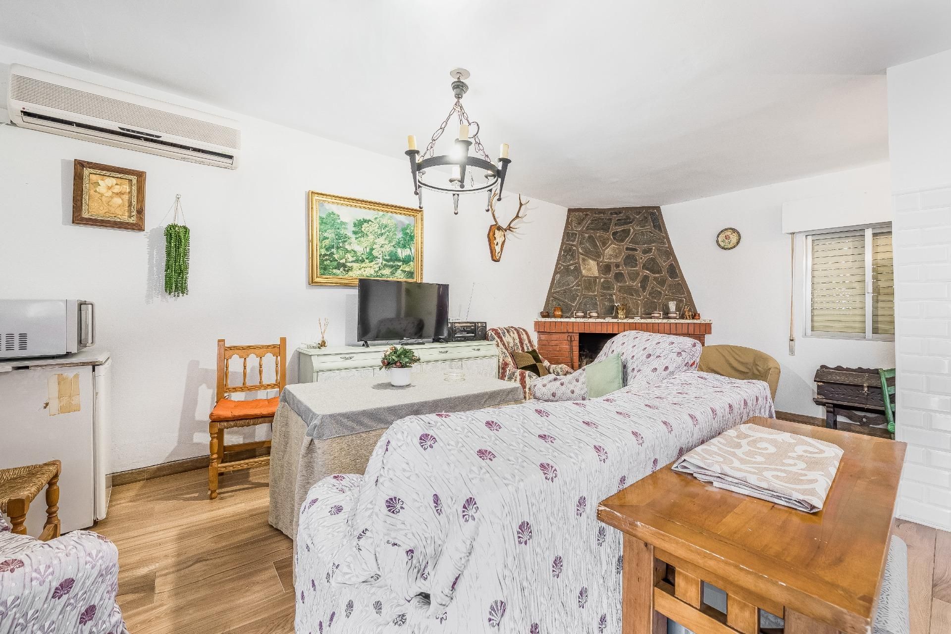 Dormitori de Casa adosada en venda en El Ronquillo amb Aire condicionat i Jardí privat