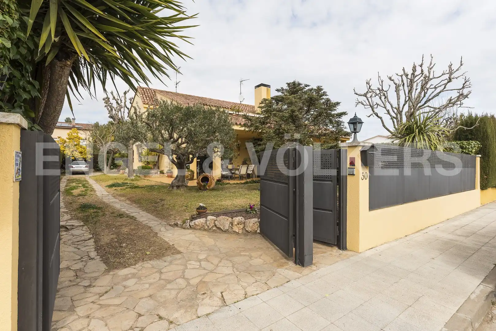 Vista exterior de Casa o xalet en venda en Pacs del Penedès amb Calefacció, Jardí privat i Parquet