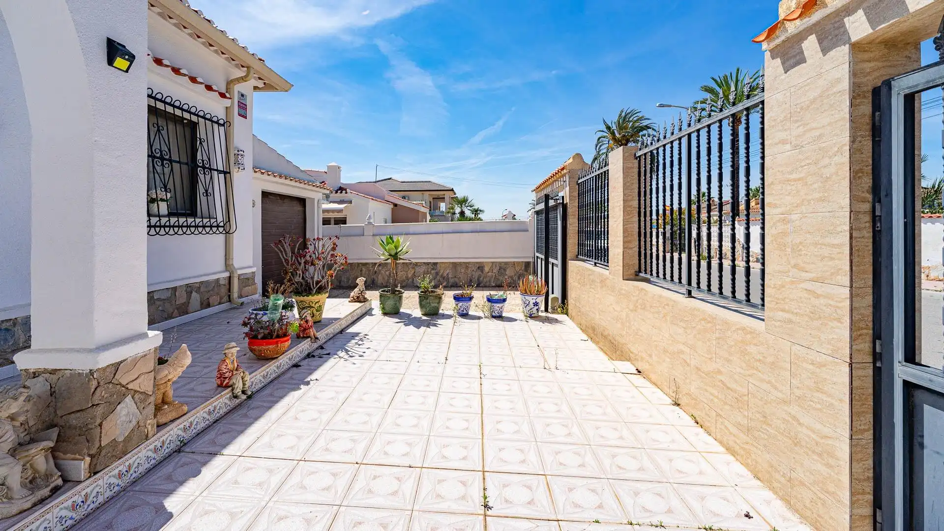 Vista exterior de Casa adosada en venta en Torrevieja con Jardín privado, Trastero y Piscina