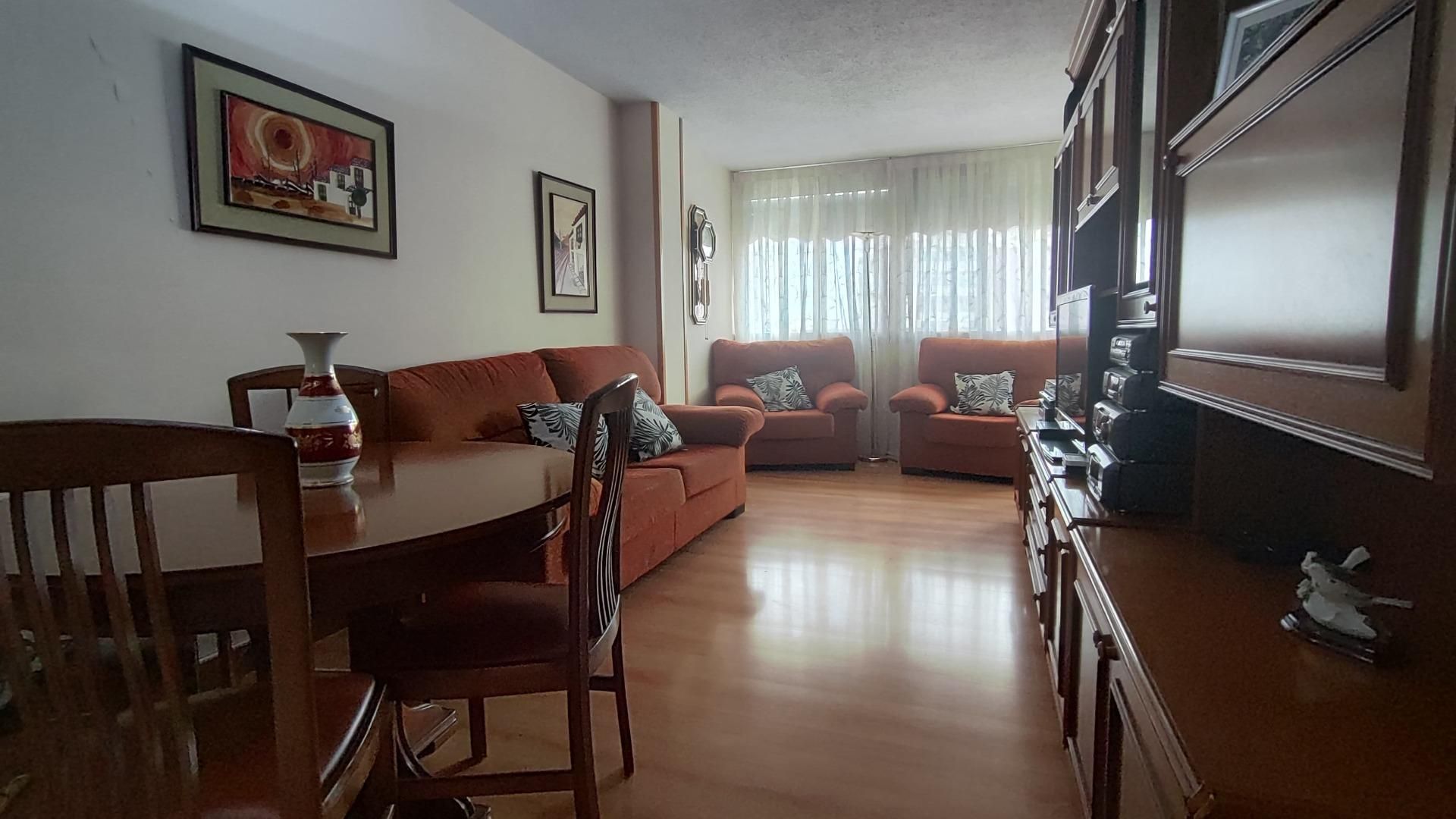 Living room of Flat for sale in L'Hospitalet de Llobregat  with Air Conditioner, Heating and Parquet flooring