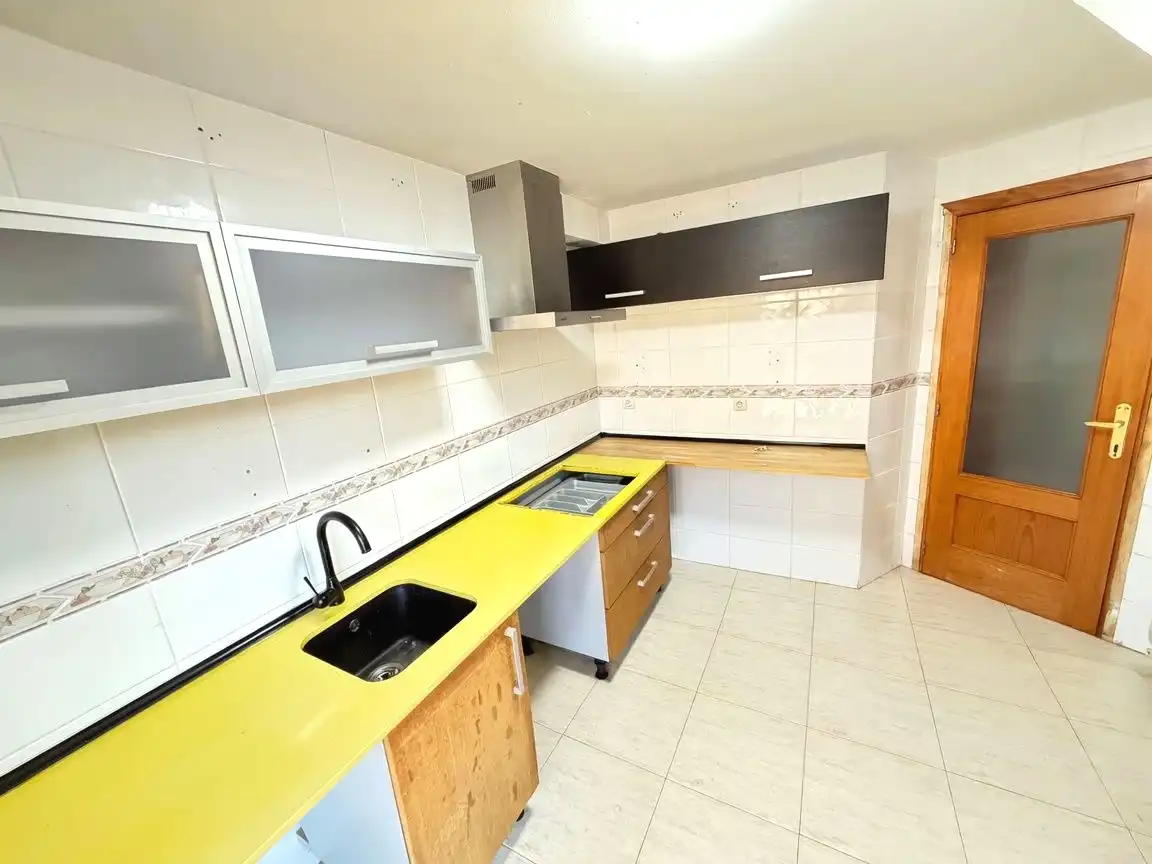 Cocina de Casa adosada en venta en Yunquera de Henares con Aire acondicionado, Calefacción y Jardín privado