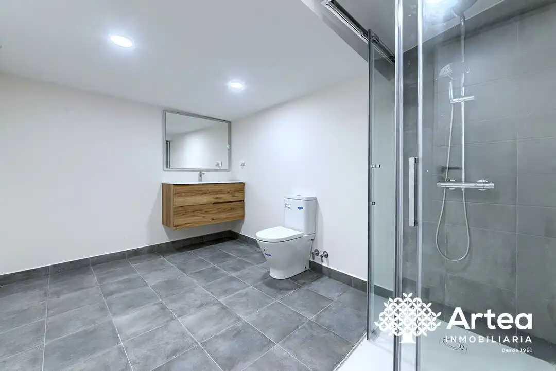Baño de Piso en venta en Bilbao  con Balcón y Alarma