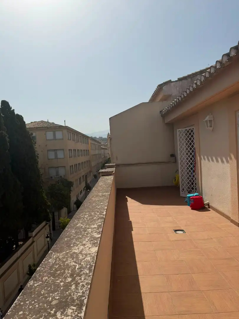 Vista exterior de Àtic de lloguer en Granada amb Terrassa, Forn i Rentadora