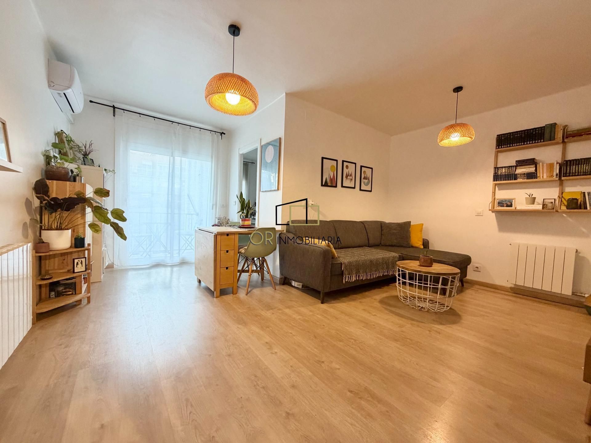 Living room of Flat for sale in Vilafranca del Penedès  with Air Conditioner, Heating and Parquet flooring