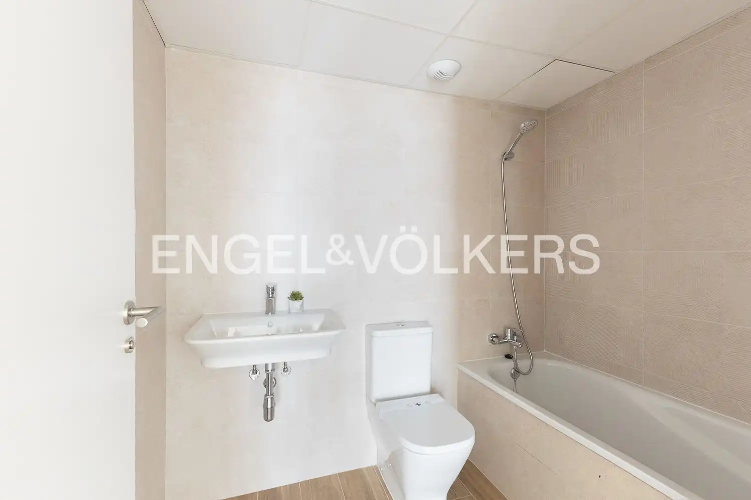 Baño de Piso de alquiler en Valencia con Aire acondicionado, Calefacción y Jardín privado