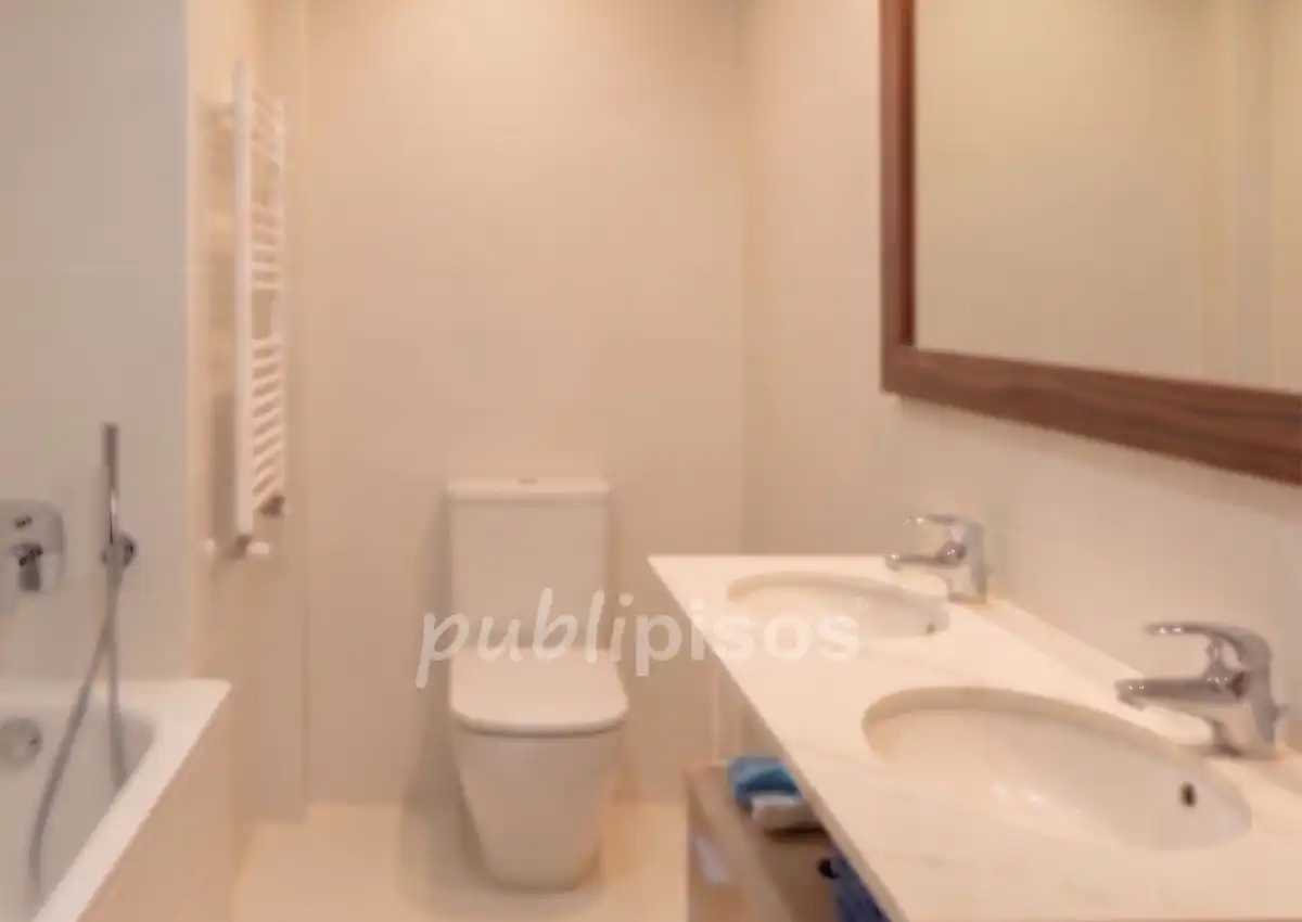 Bathroom of Flat for rent in Zaragoza  with Heating and Furnished