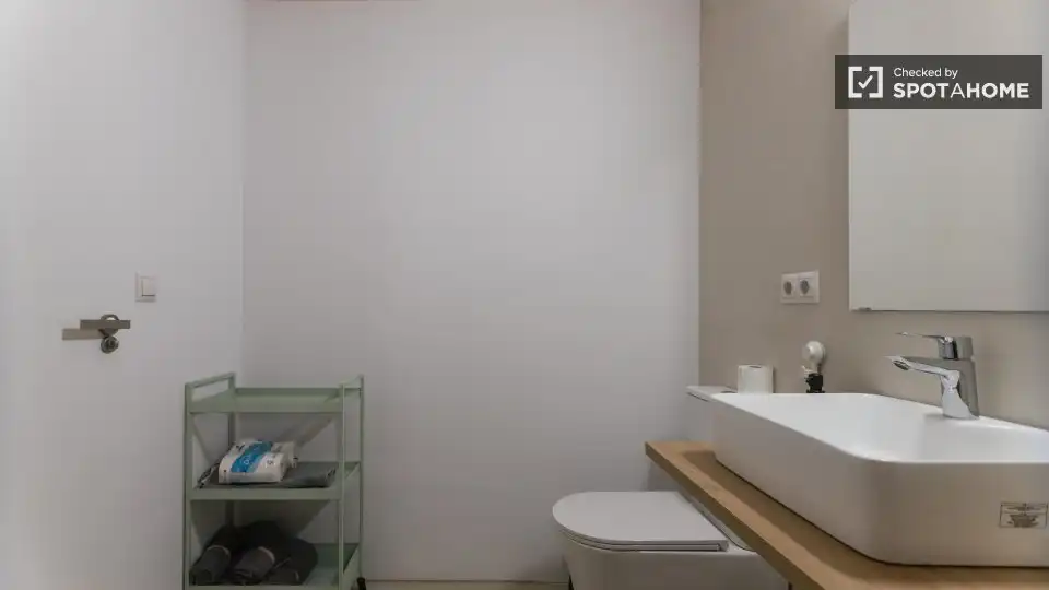 Bathroom of Flat for rent in Valencia  with Air Conditioner, Heating and Furnished