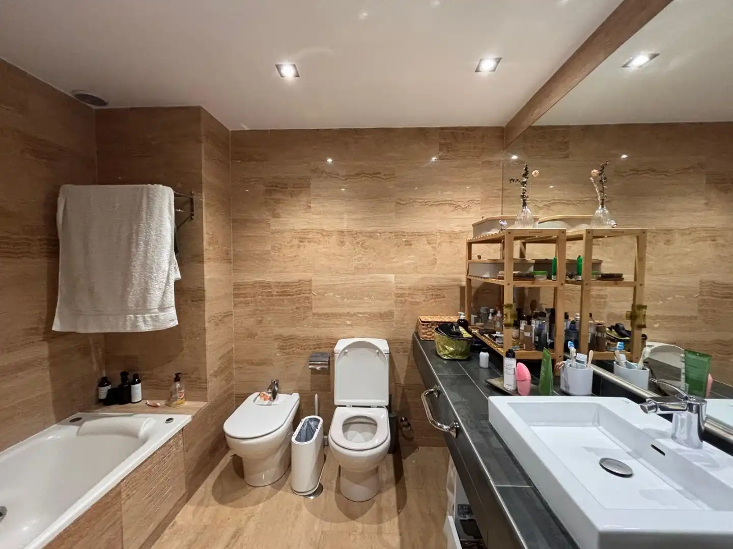 Badezimmer von Dachboden zur Miete in Madrid mit Privatgarten, Parkett und Terrasse