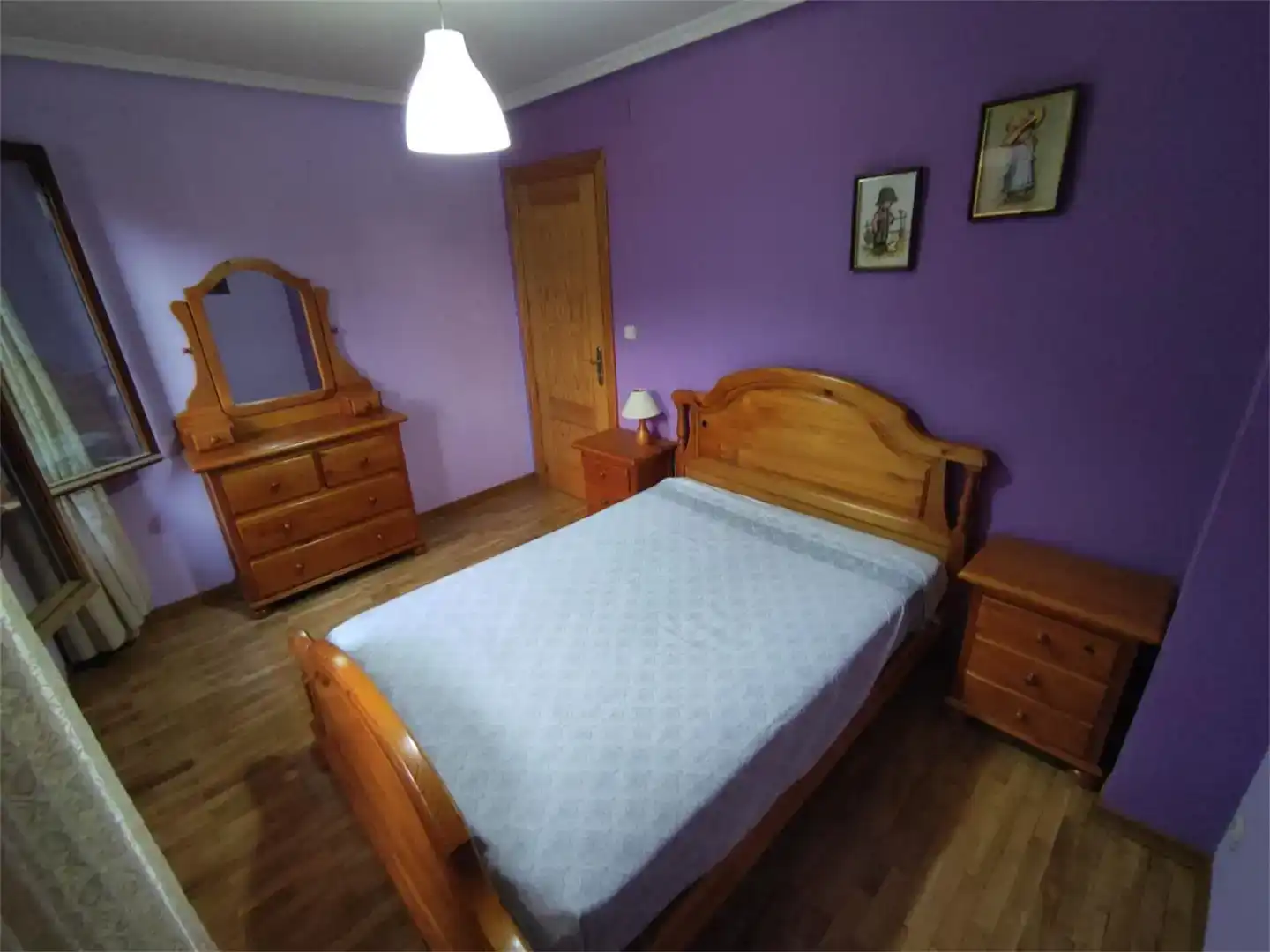 Dormitori de Casa adosada en venda en Saldaña amb Parquet, Moblat i Balcó