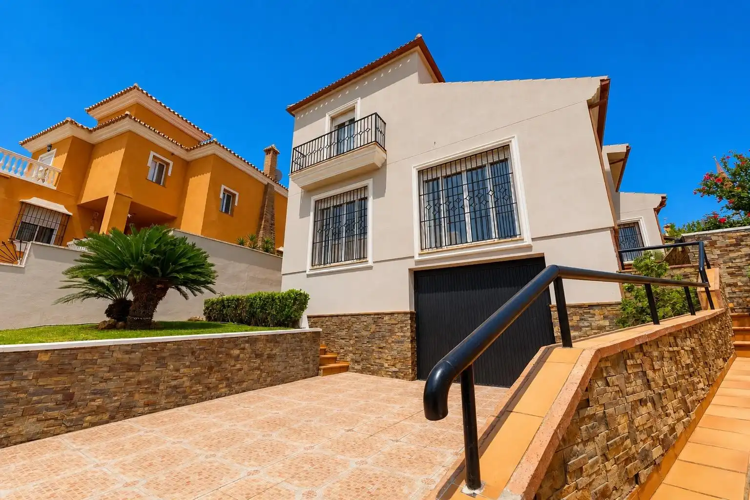 Vista exterior de Casa o chalet en venta en Alhaurín de la Torre con Aire acondicionado, Calefacción y Piscina