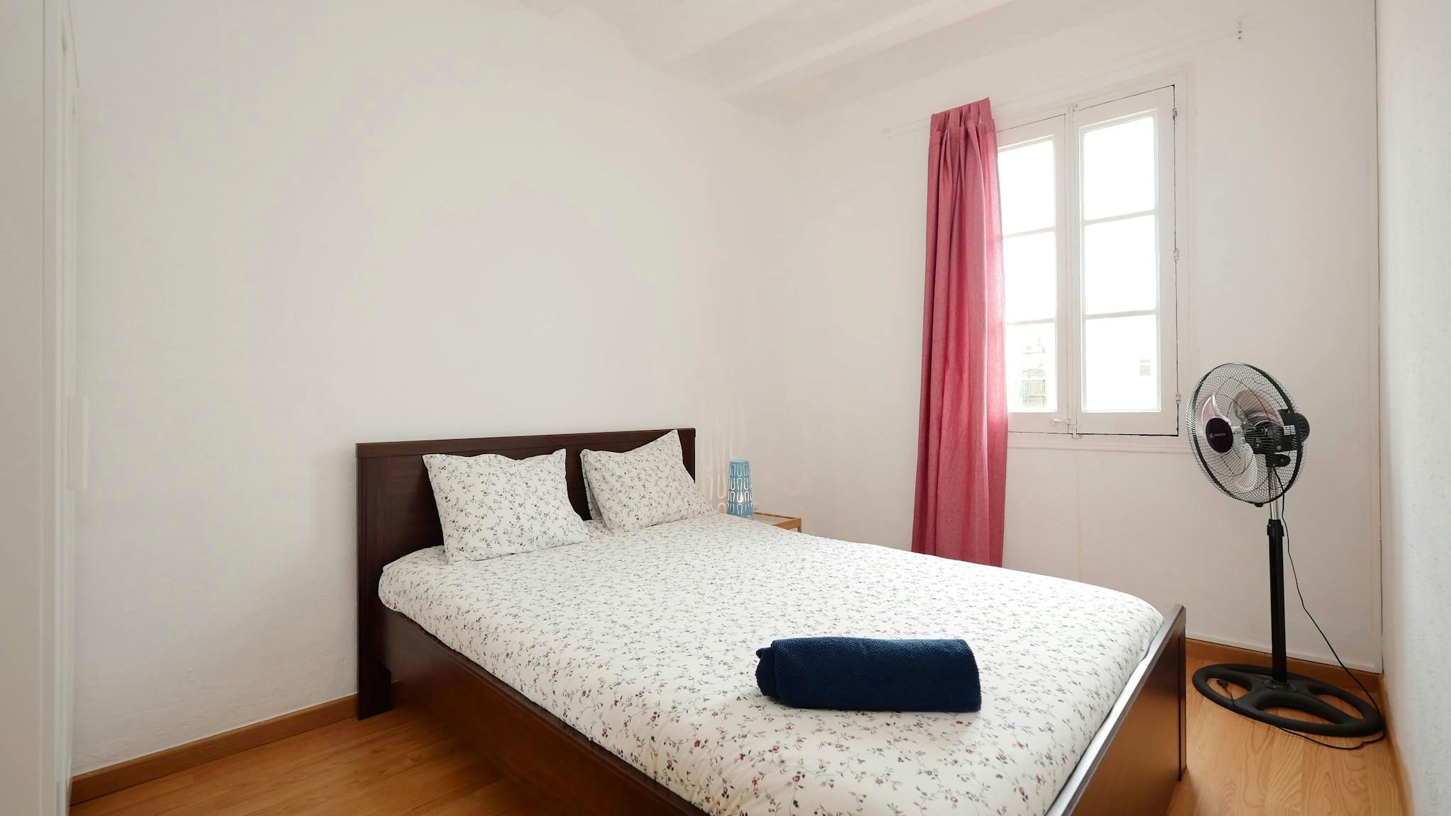 Bedroom of Flat to share in  Barcelona Capital  with Air Conditioner, Furnished and Washing machine