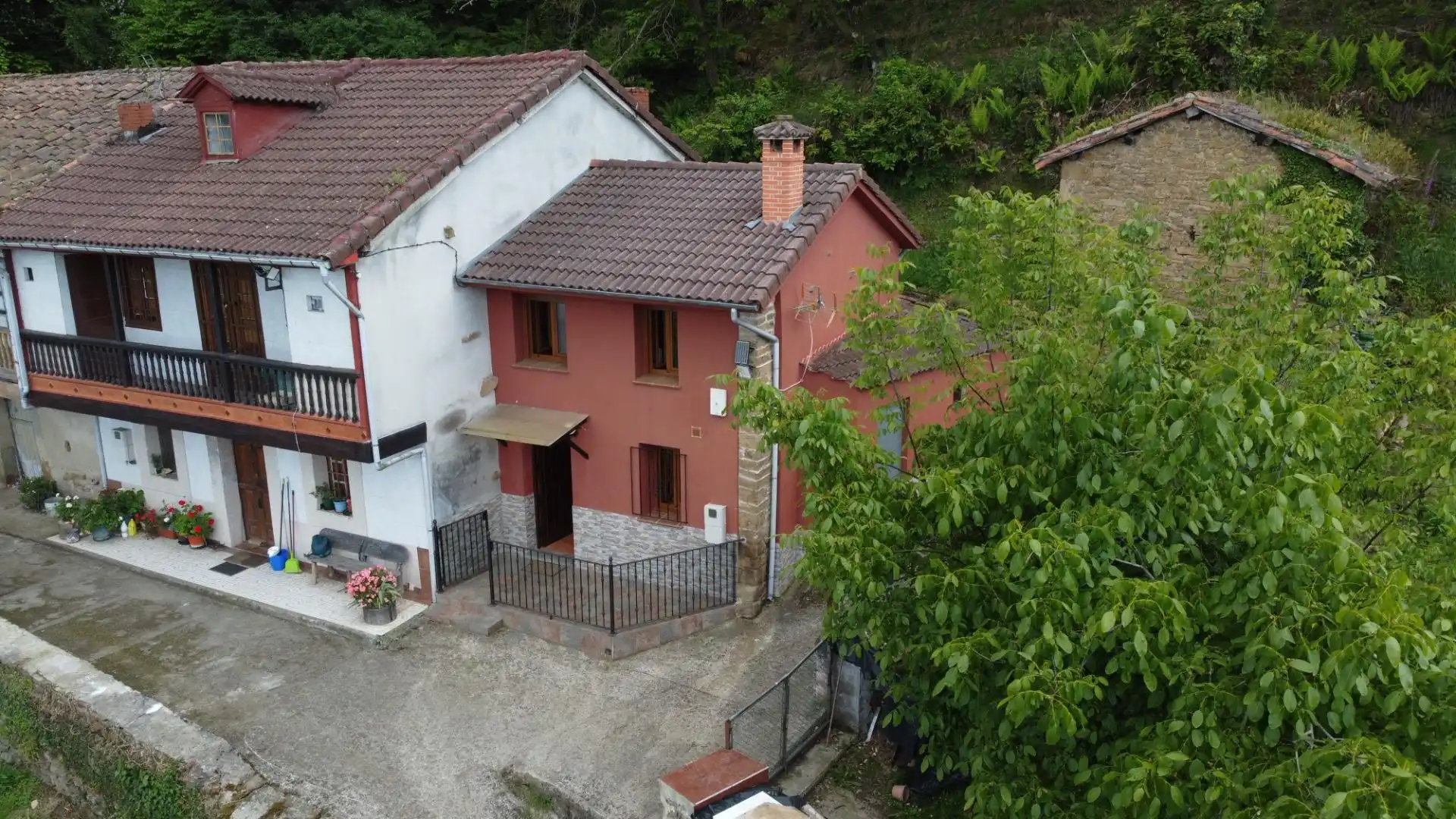 Vista exterior de Finca rústica en venda en San Martín del Rey Aurelio amb Calefacció