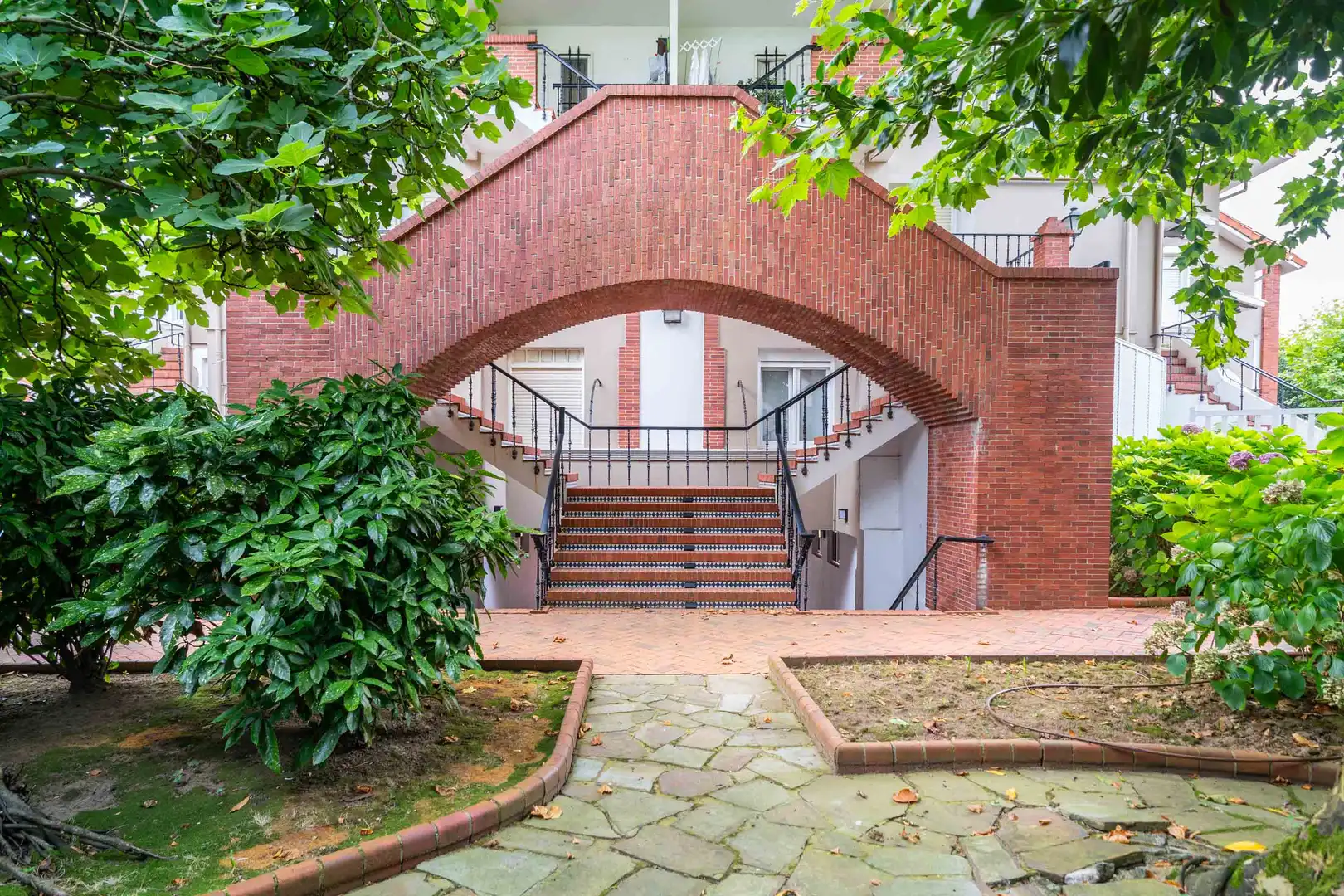 Vista exterior de Casa adosada en venda en Santander amb Calefacció, Parquet i Terrassa