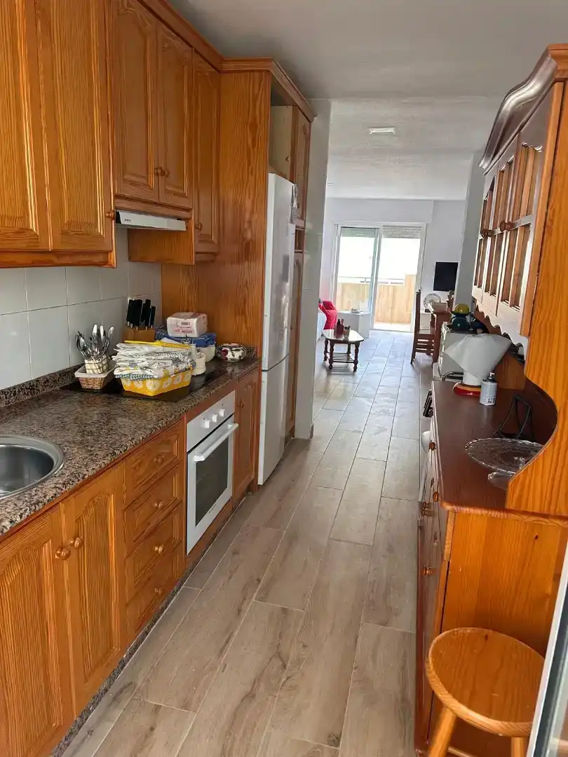 Cocina de Piso de alquiler en La Manga del Mar Menor con Jardín privado, Piscina y Amueblado