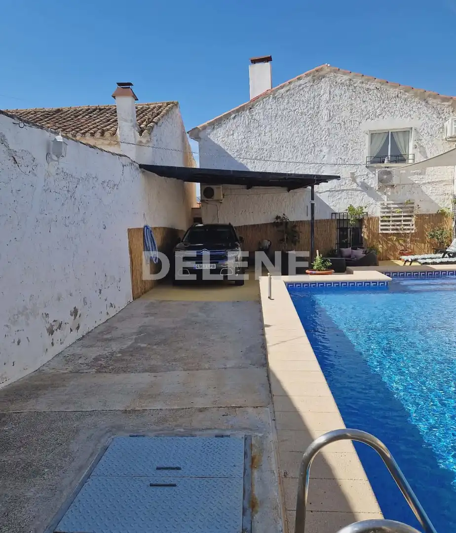 Vista exterior de Casa adosada en venda en Hellín amb Jardí privat, Traster i Piscina