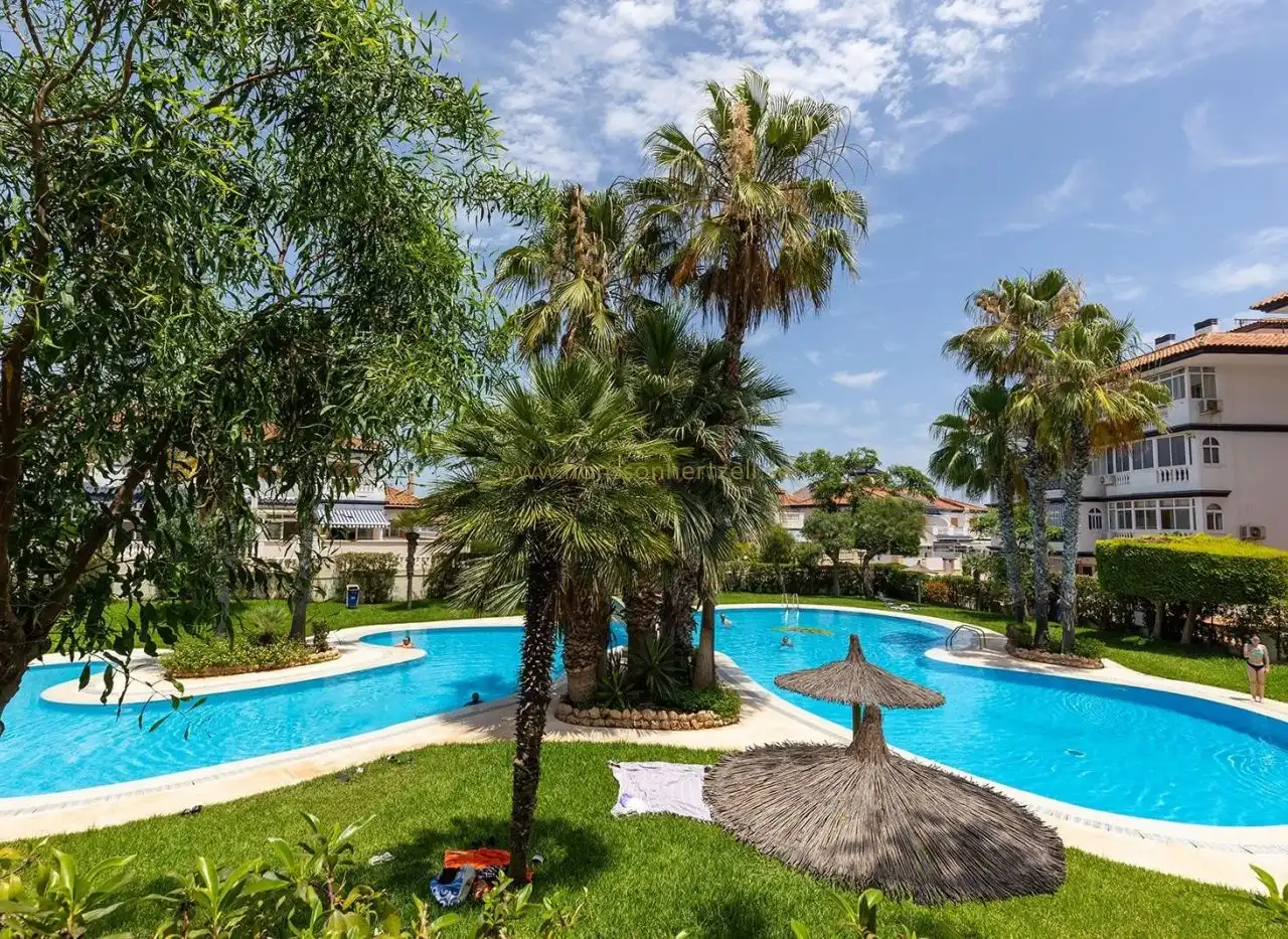Piscina de Casa adosada en venta en Murcia