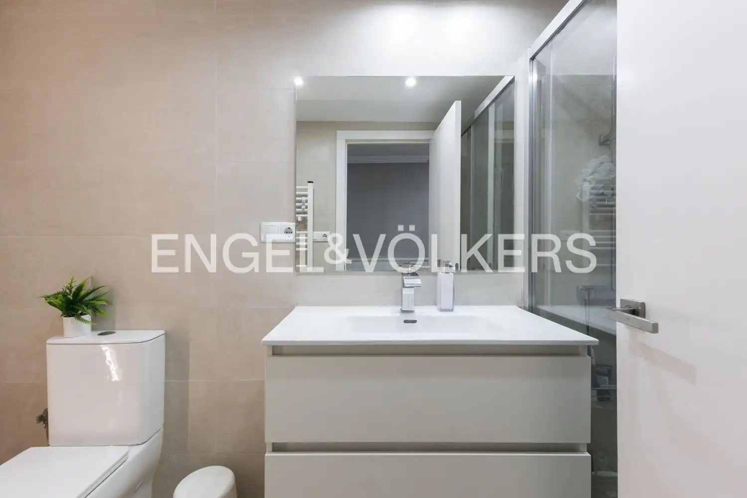 Badezimmer von Wohnung zum Verkauf in Valencia mit Klimaanlage, Heizung und Parkett