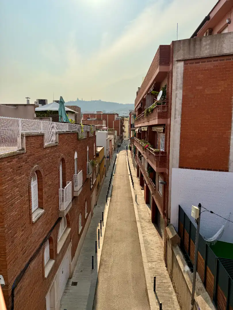 Vista exterior de Casa adosada en venda en Barcelona amb Aire condicionat, Calefacció i Jardí privat