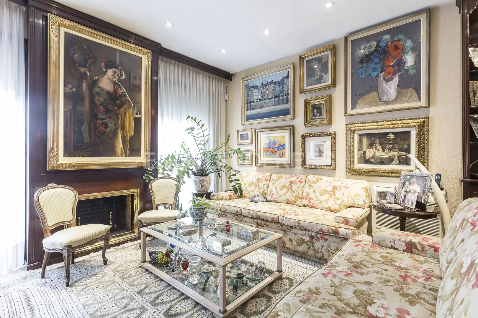 Wohnzimmer von Einfamilien-Reihenhaus zum Verkauf in Barcelona mit Heizung, Privatgarten und Parkett