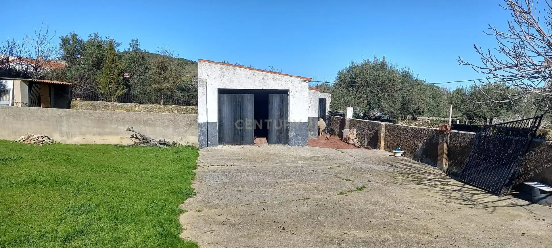 Vista exterior de Casa o xalet en venda en Sierra de Fuentes amb Jardí privat i Moblat