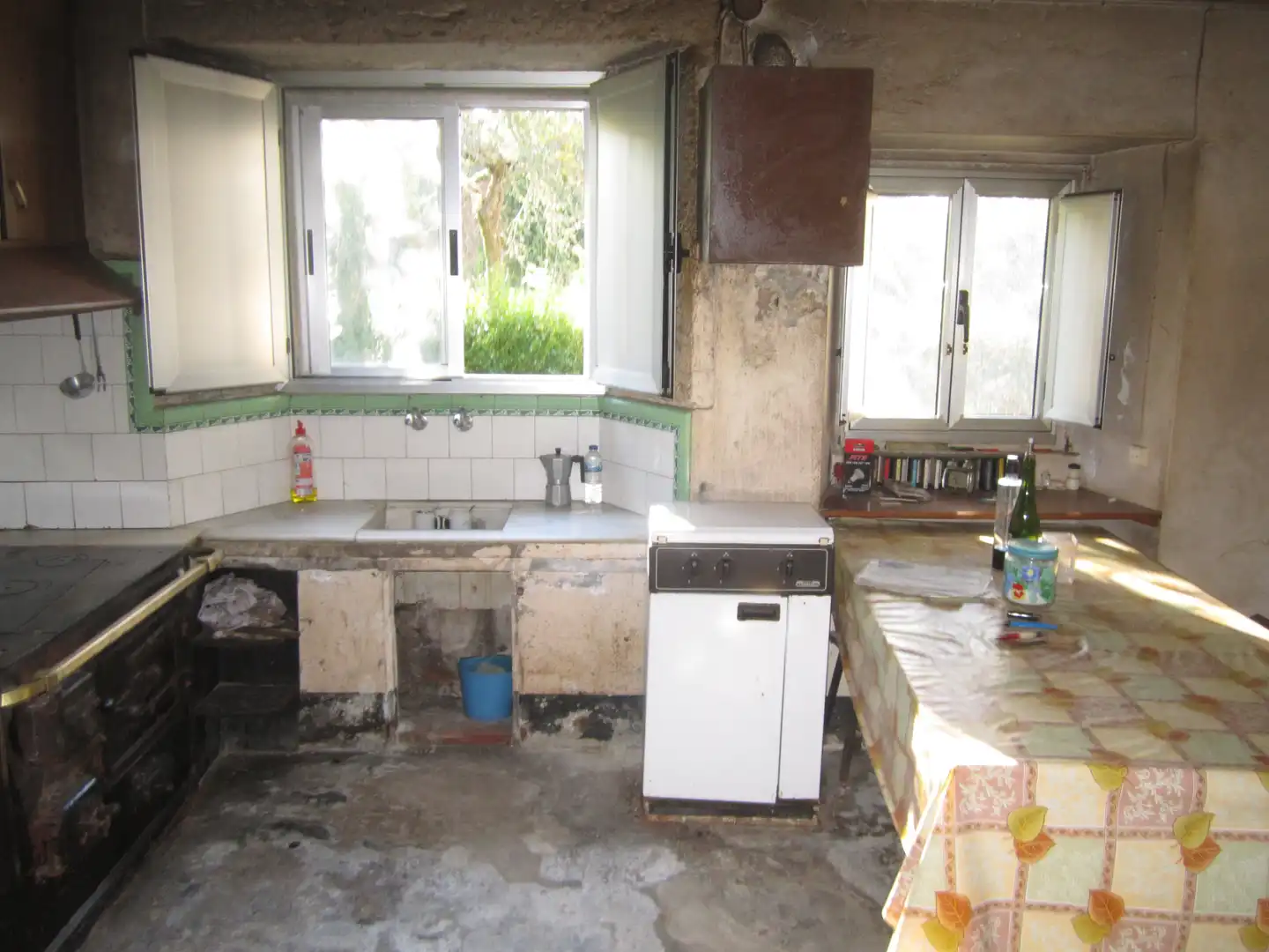 Cuina de Casa o xalet en venda en Monfero amb Jardí privat, Terrassa i Traster