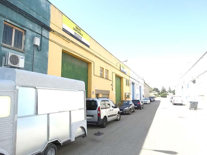 Vista exterior de Nau industrial en venda en Cadrete