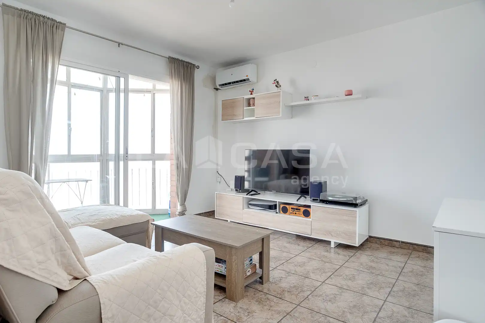 Sala d'estar de Pis en venda en Cornellà de Llobregat amb Balcó