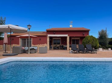 Maison rustique avec piscine à vendre à Sax