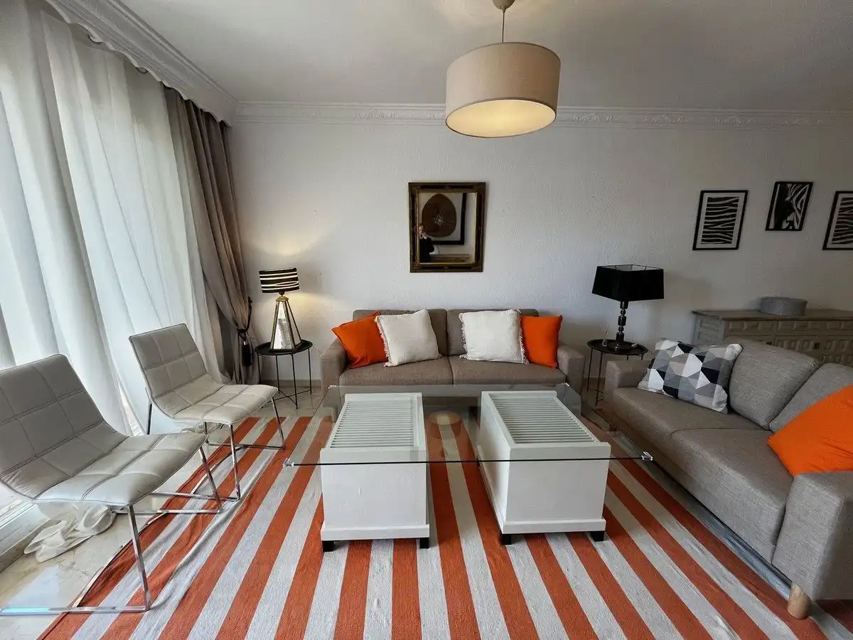 Sala de estar de Apartamento de alquiler en Estepona con Terraza, Amueblado y Piscina comunitaria