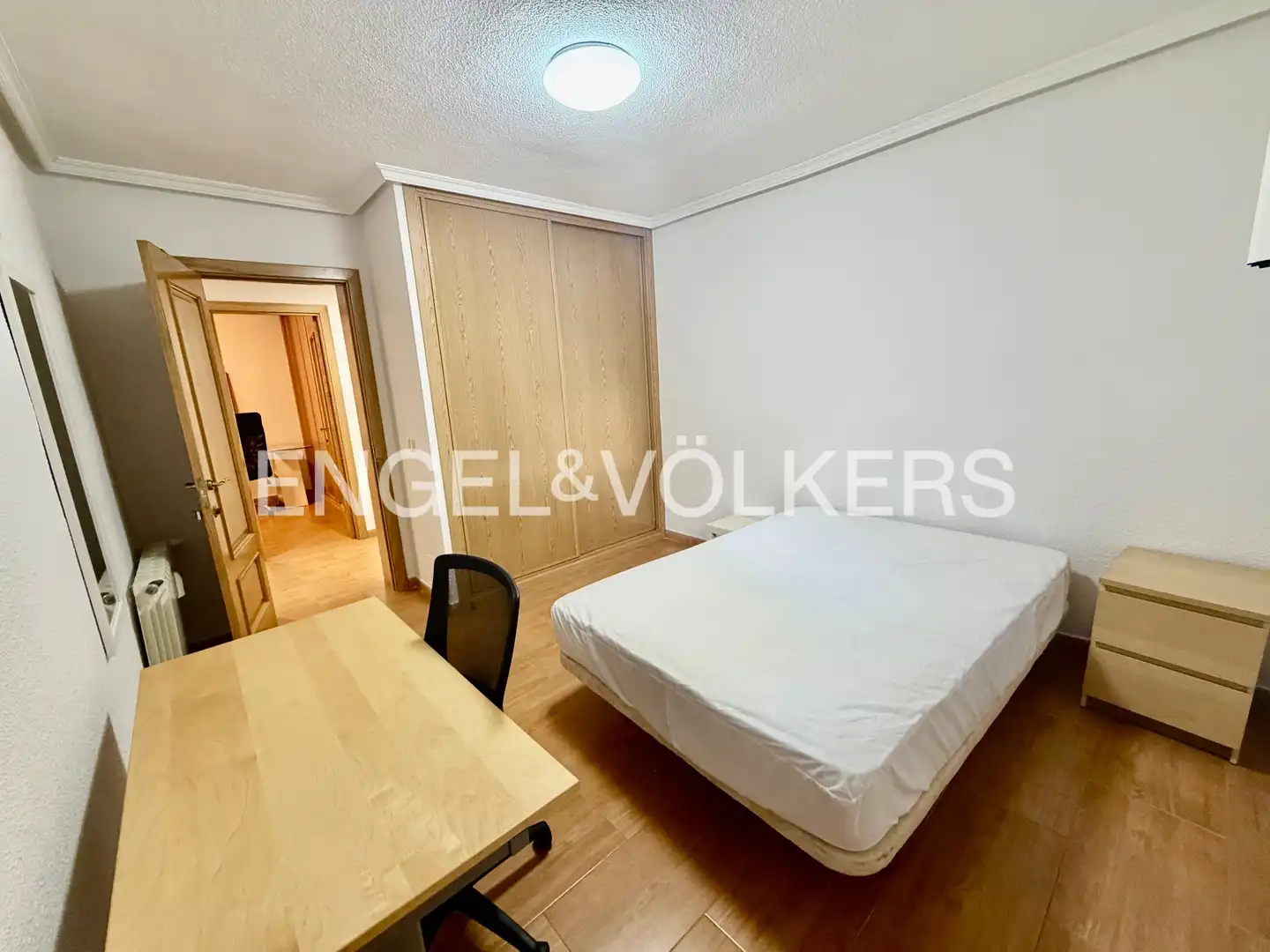 Schlafzimmer von Wohnung zur Miete in Madrid mit Heizung, Parkett und Möbliert