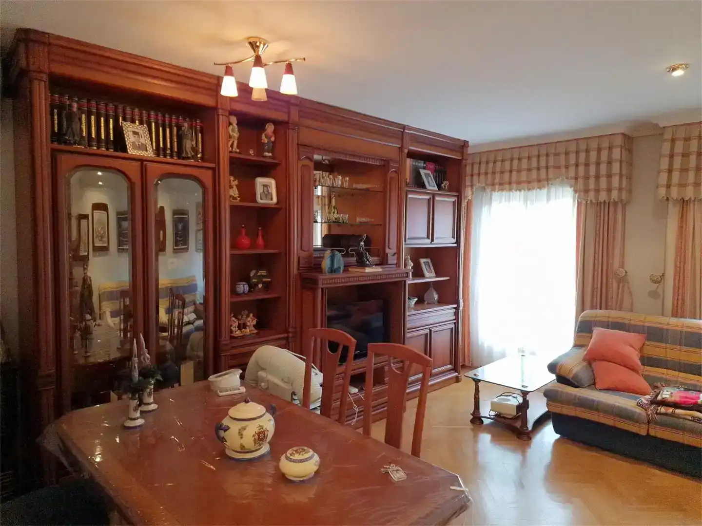 Sala d'estar de Pis en venda en Huete amb Parquet, Moblat i Balcó