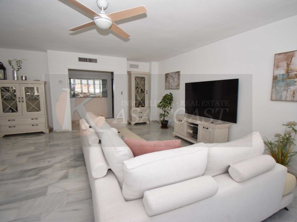 Sala d'estar de Pis en venda en Mijas amb Aire condicionat i Terrassa