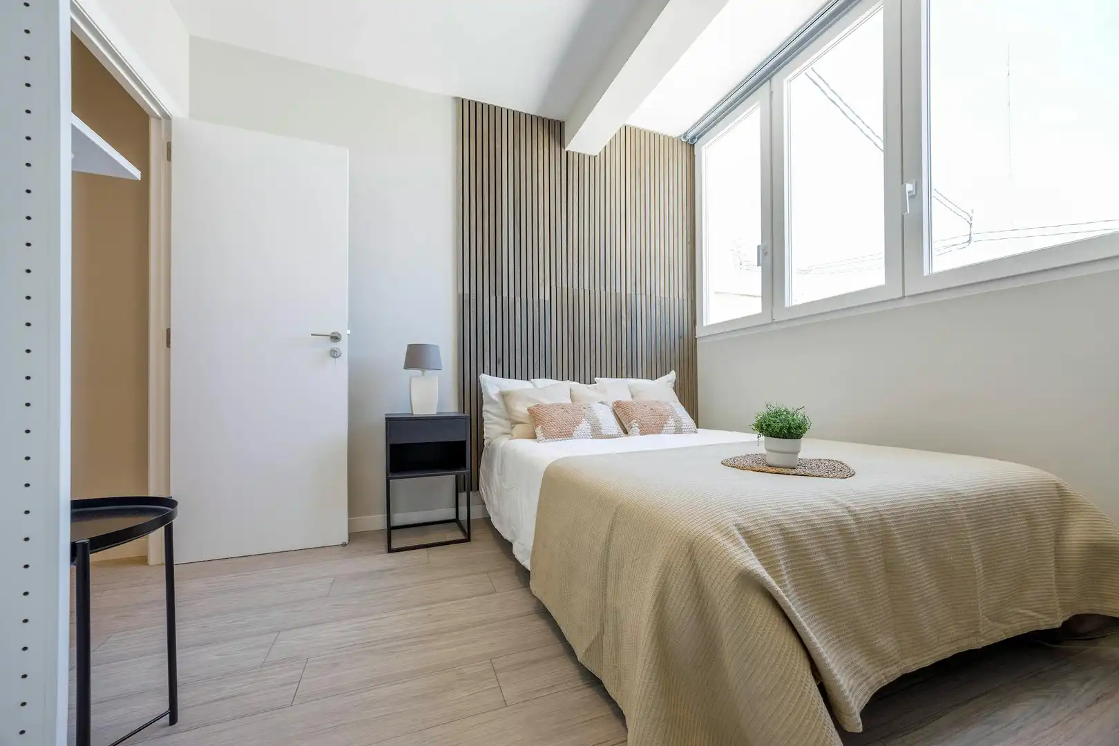 Bedroom of Flat for share in Valencia  with Air Conditioner, Washing machine and TV