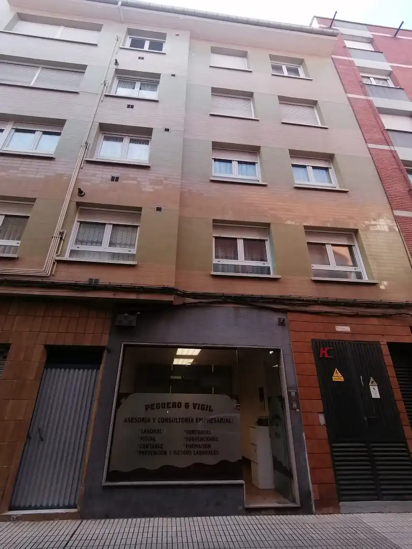 Vista exterior de Local en venda en Gijón  amb Calefacció