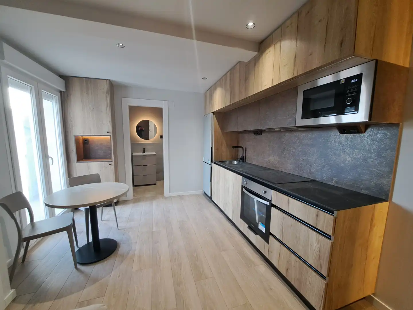 Cuina de Apartament de lloguer en León Capital  amb Parquet, Moblat i Forn