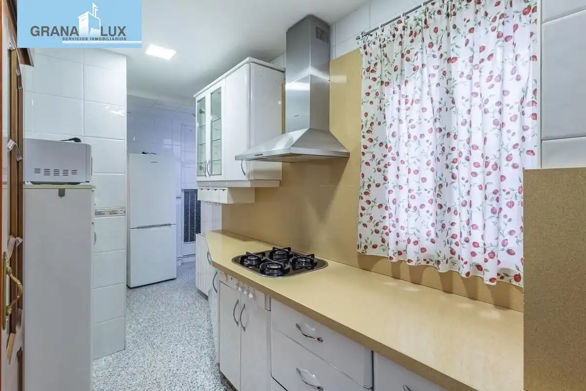 Küche von Wohnung zum Verkauf in Granada mit Klimaanlage und Heizung