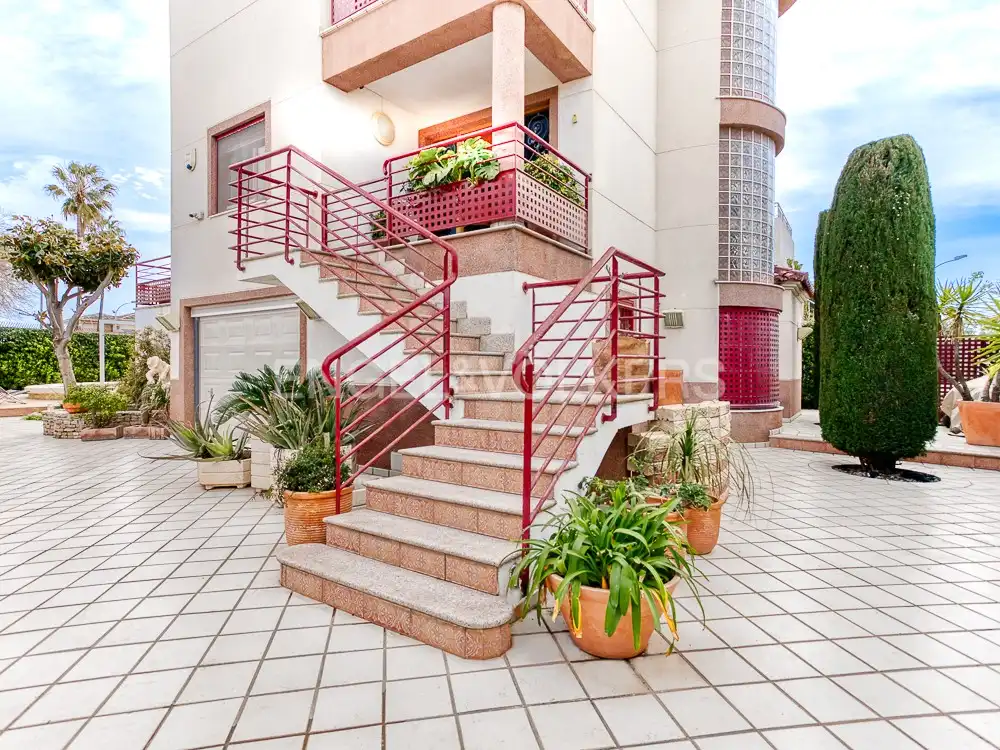 Vista exterior de Casa o xalet en venda en Oliva amb Aire condicionat, Calefacció i Terrassa